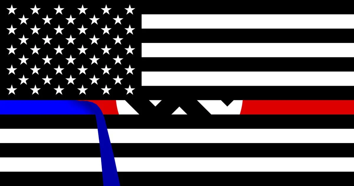 Bild einer „Blue Lives Matter“-Flagge, bei der die dünne blaue Linie abgezogen wird, um darunter ein Nazi-Hakenkreuz zu offenbaren.