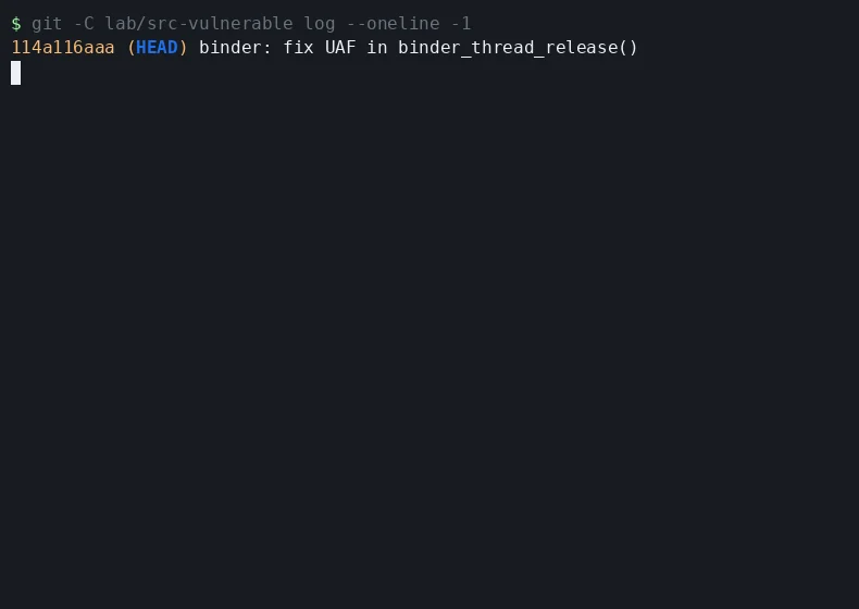 Ejecución QEMU/KVM en vivo: invitado Debian 13, usuario no privilegiado compila exploit.c con el gcc del propio invitado y termina en un prompt de root