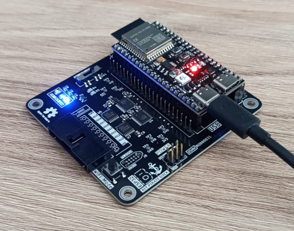 La placa dock del ESP32 Bit Pirate