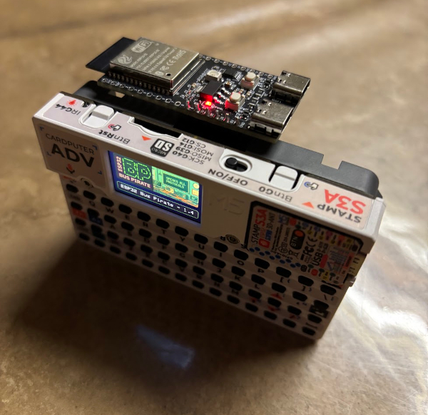 Un Cardputer conectado a un expansor C5