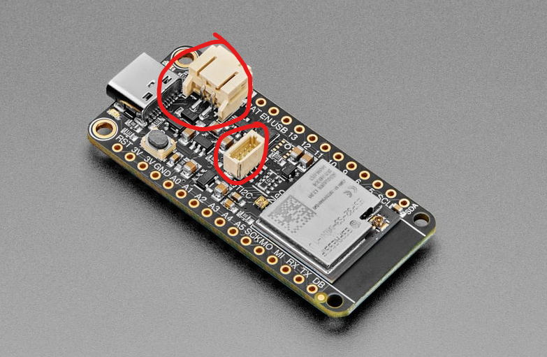 Modifica della scheda — rimuovere i connettori JST della batteria e STEMMA QT cerchiati